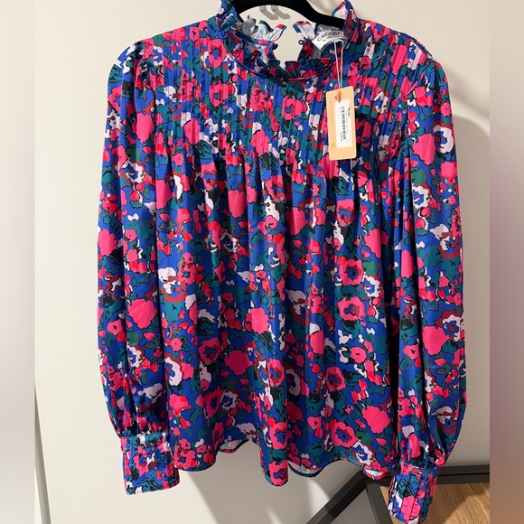 CROSBY by Mollie Burch Tops - NWT Crosby Atwood Top Women’s Large. Blue pink floral print